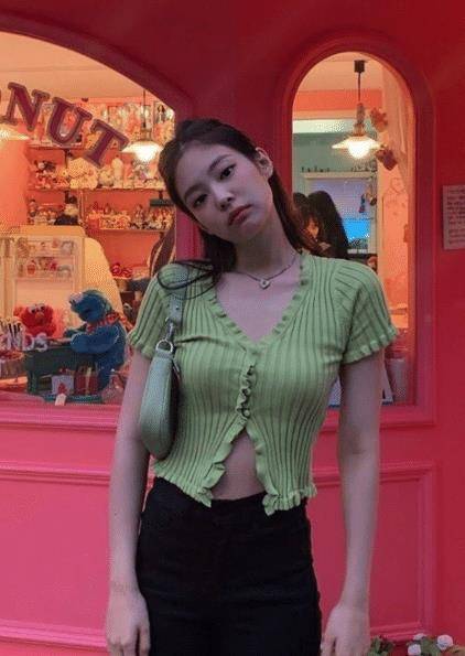 撞衫不尬,kendall牛油果绿上衣撞款jennie,不同风格也很美_造型_设计