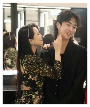 伊能静之子哈利晒女装照,化妆技巧精湛,酷似吴佩慈和小s女儿.