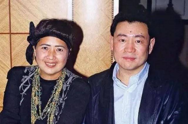 刘銮雄身家千亿却避税,关300家公司套现500亿,妻女早