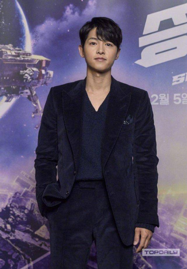 宋仲基赴发布会,奶狗面容狼狗眼神,称和宋慧乔分手后曾自暴自弃