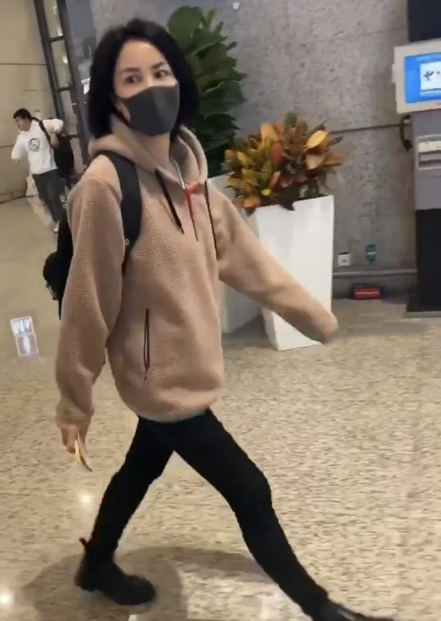 54岁王菲和43岁谢霆锋同框暴露真实身高,王菲打扮洋气不输年轻人