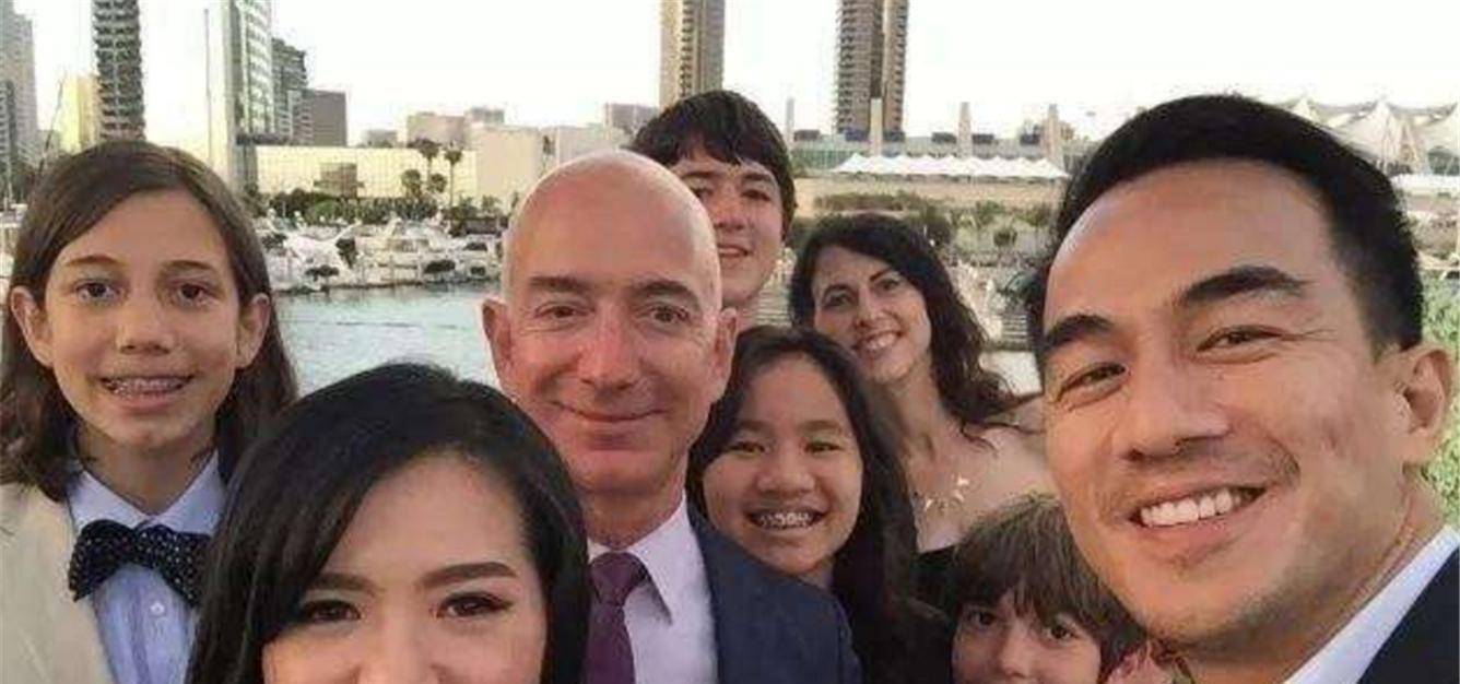 千亿富翁贝佐斯:曾领养一个长沙女孩,监督她每周花掉5万美元_教育