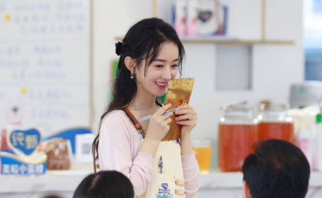 《中餐厅》发文向赵丽颖道歉,文案配委屈表情,网友:咋还绿茶起来了
