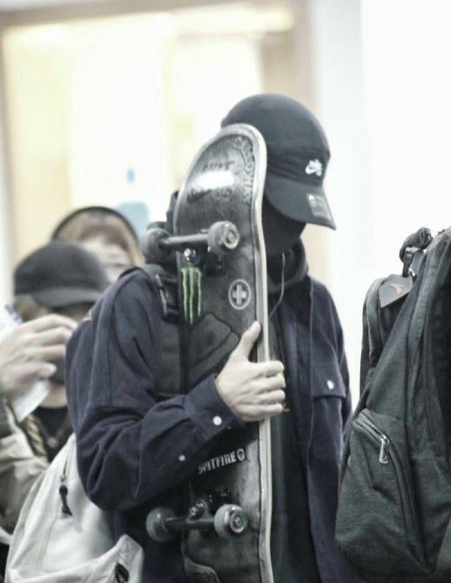 王一博走机场的时候也有一个"养蜂人"的称号,但这一切都是因为王一博