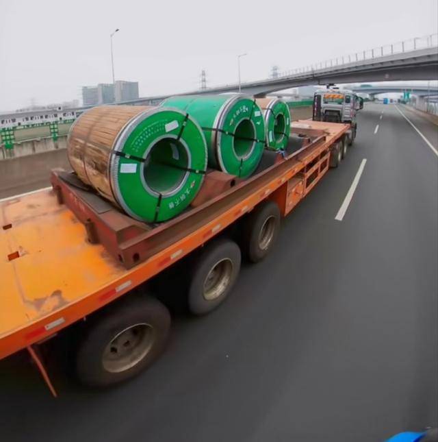 司机命贵?宁波高速一大卡车横向拉卷,尾巴拖绳,缺德到极致!