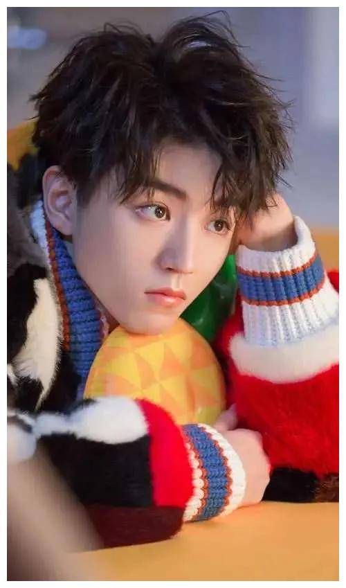 王俊凯恋爱传闻疑云,与经纪人杨柳恋情曝光!