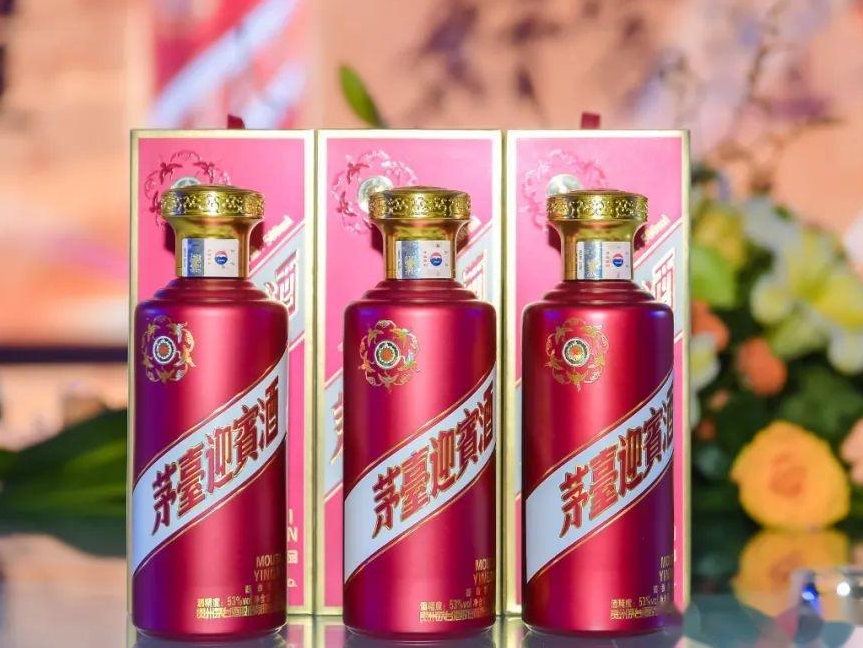 十三年是一款由酱酒大师曾佐益和酱酒勾调专家丁勇联手酿造的国宾佳品