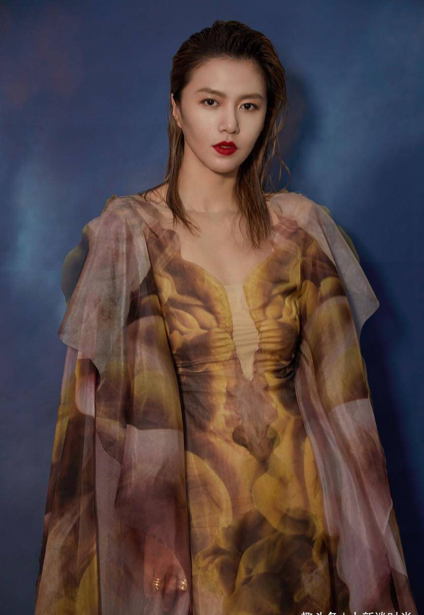 谭维维高调晒健身照,穿健身服拉链只拉一半,37岁身材依旧火辣_连衣裙