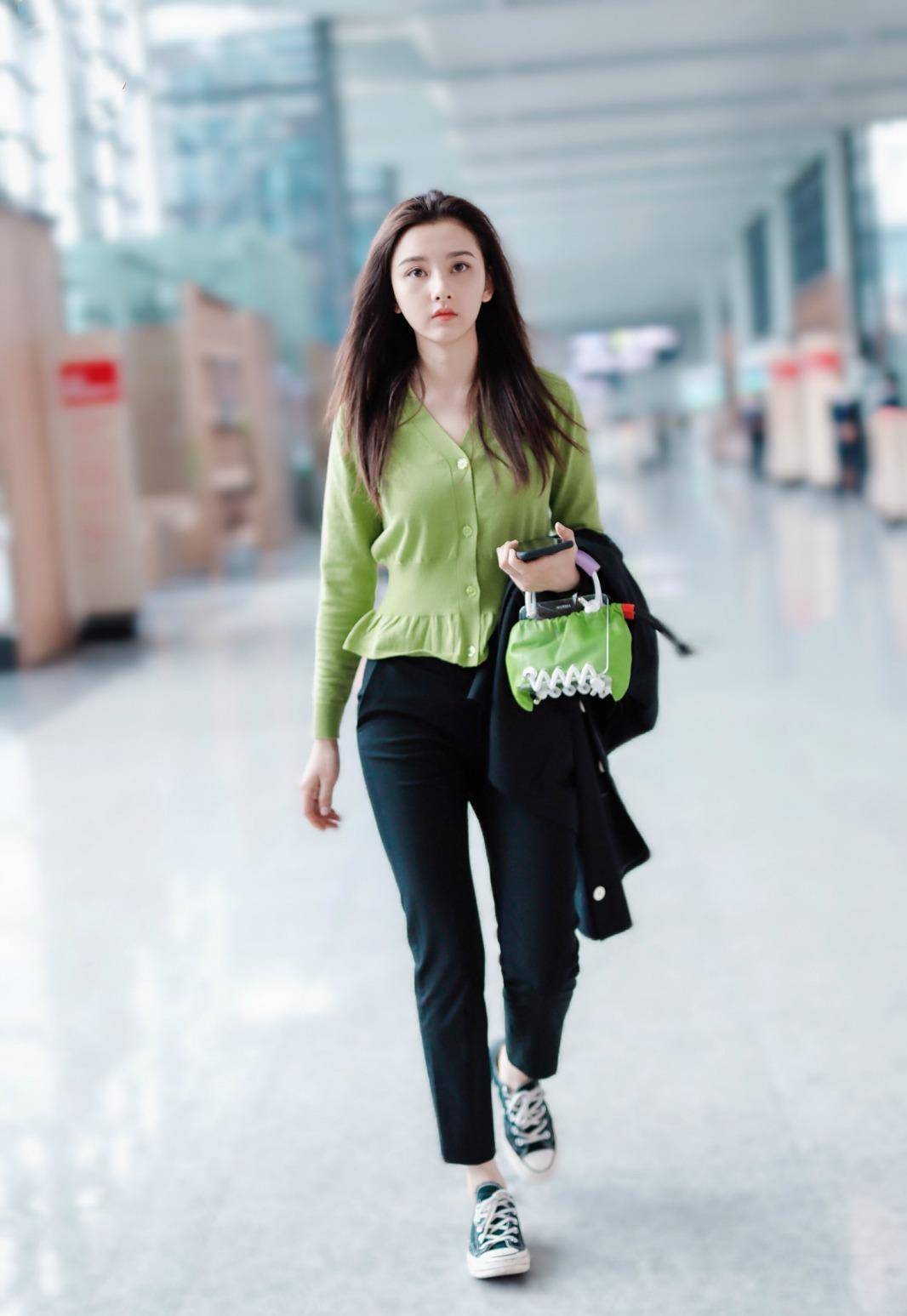 想要春天过得去,身上必须带点绿,泫雅秀智都爱的牛油果绿太时髦_身材