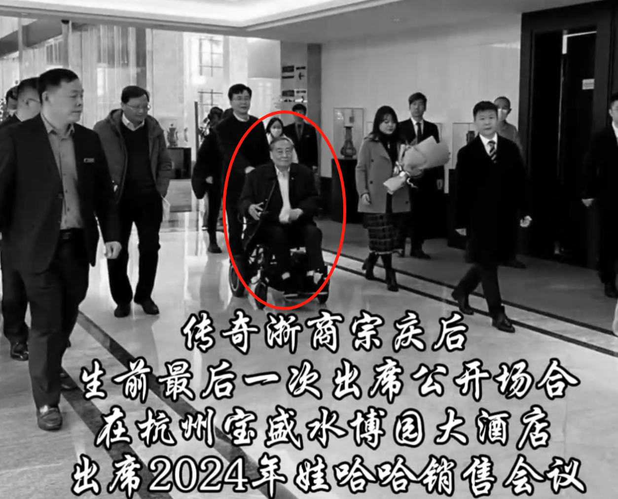 天地悲痛,闻者无不伤心,老人说完,就拿出口罩擦了擦眼泪,让人无不动容