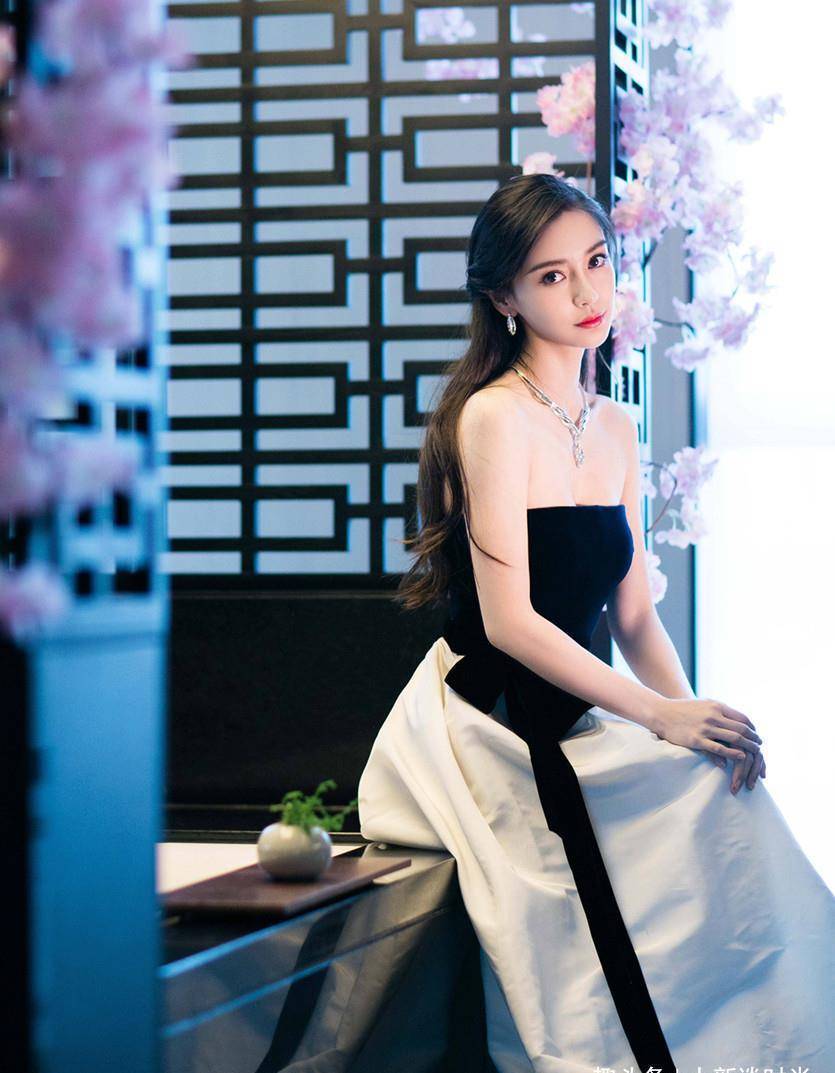 杨颖这也太敢穿了,裹一圈"花瓣"就出来,身材真实又有料_服装_穿着