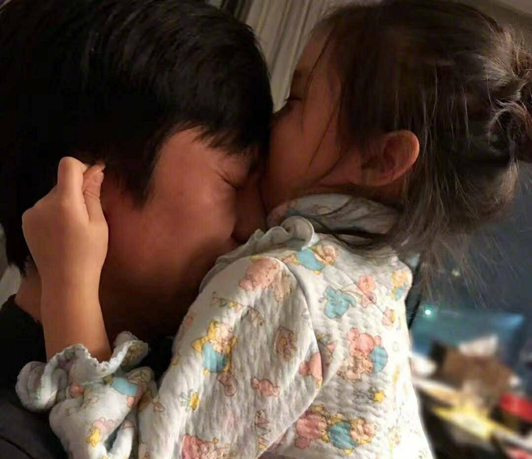 下楼梯,小家伙两条腿在身侧不停晃悠着,画面超有爱_孙俪_时候_孩子