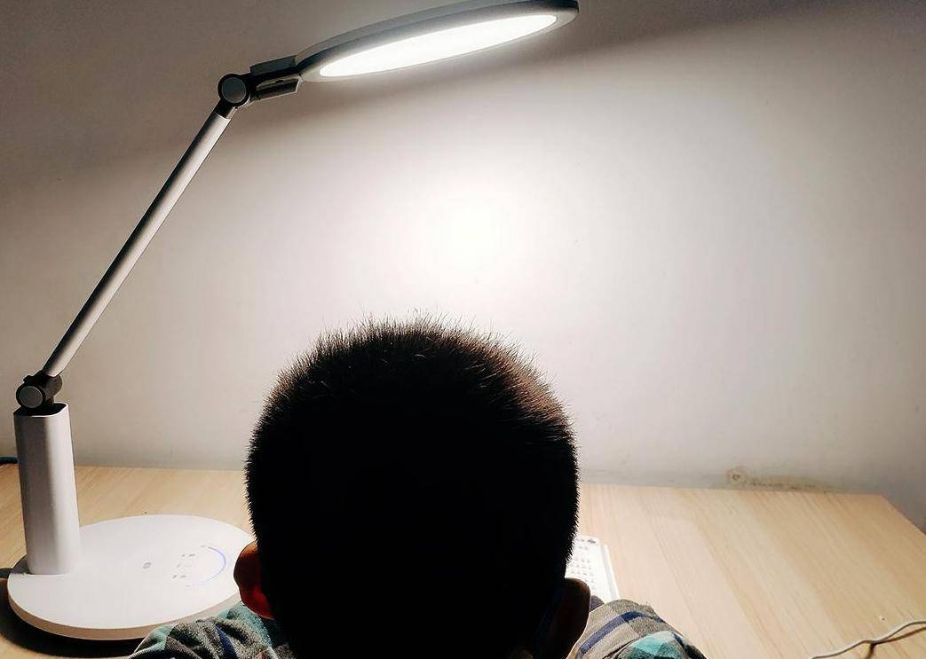 用护眼灯到底好不好呢？选购时看好这6点，闲置率为0！