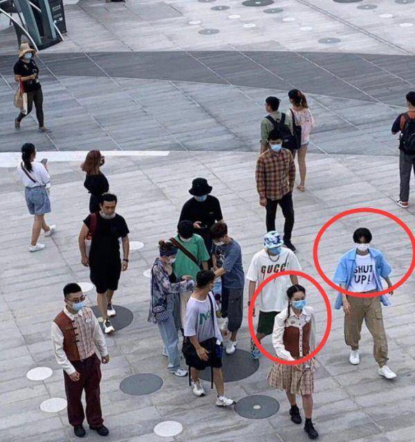 王俊凯刘昊然游迪士尼,我却注意身旁跟着的女孩,远看都这么漂亮_互动