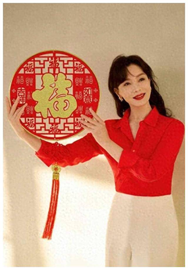陈数穿上红色汉服,喜迎元宵佳节,身披红袍闪亮登场._红衣_女性_魅力