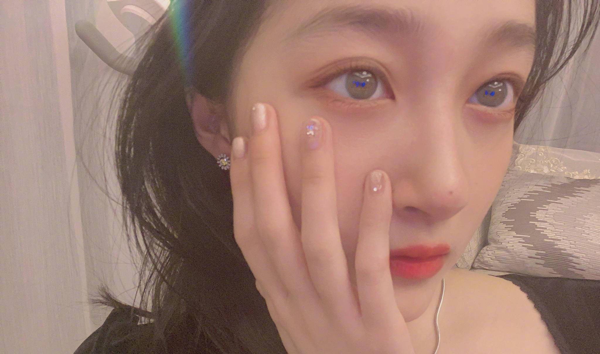 关晓彤生日派对,身穿黑色短裙蹦迪,手拿香槟,对着镜头摇摆助兴,似已喝