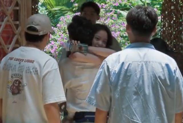 欧阳娜娜第一次录制《向往的生活》,与张子枫亲密自拍,同款雀斑妆太