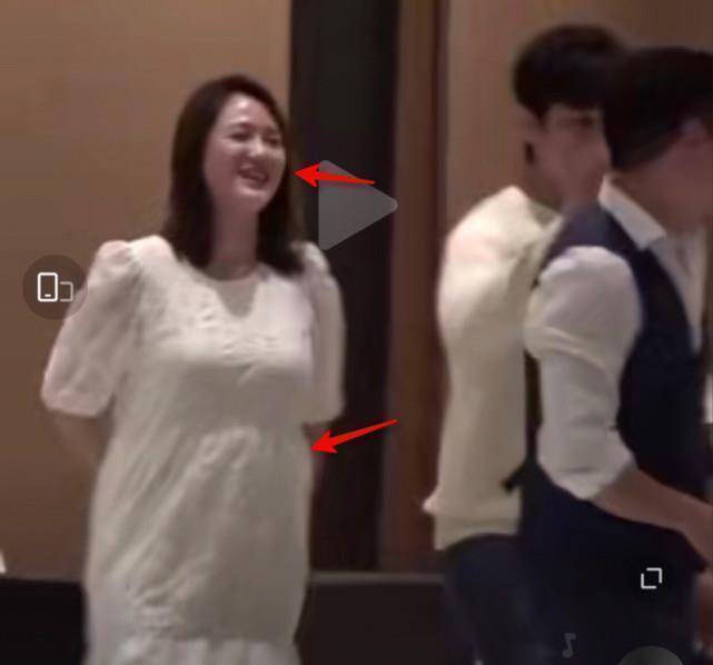 陈乔恩穿蓬松长裙聚会孕味十足,搂男友街头亲热难舍难分_艾伦_安以轩