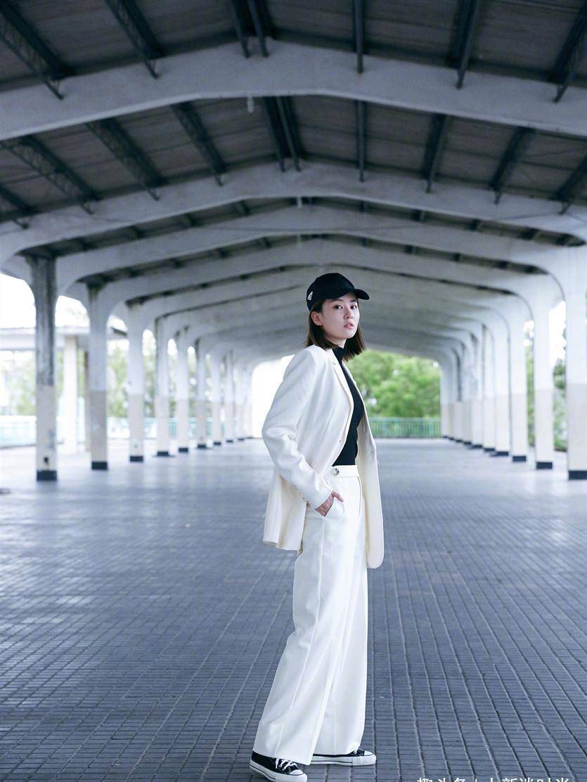 乔欣也太放得开了吧,穿吊带装用拉链固定,真怕拉链撑不住_造型_时尚