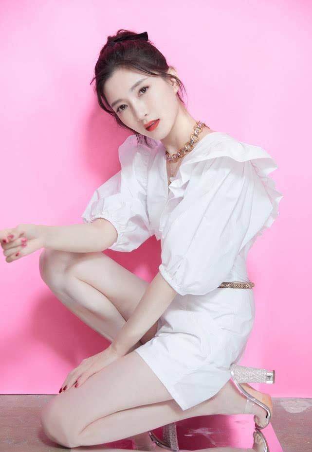 江疏影片场玩泡泡机"上瘾",无意举动尽显好人缘,高马尾连衣裙少女感