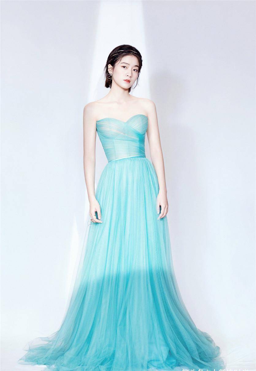 张雪迎22岁就有"宠儿身材",清纯中带着妩媚,穿丝带裙凹凸有致_连衣裙