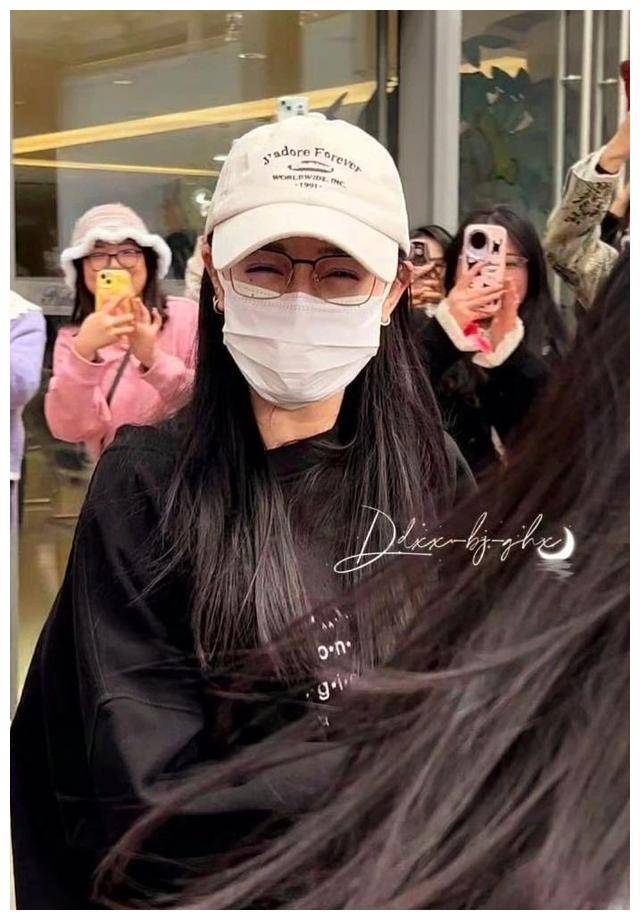 迪丽热巴耳骨钉现身云南,粉丝围堵抢看! 闪耀现场,引发热议.