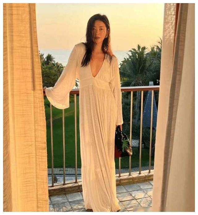 朱珠的女儿宝珠也跟着在海边玩耍,她那秀气的五官和父亲王昀佳一样,让