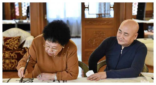 原创81岁富婆陈丽华亲自下厨为老公献美食打扮朴素动作麻木