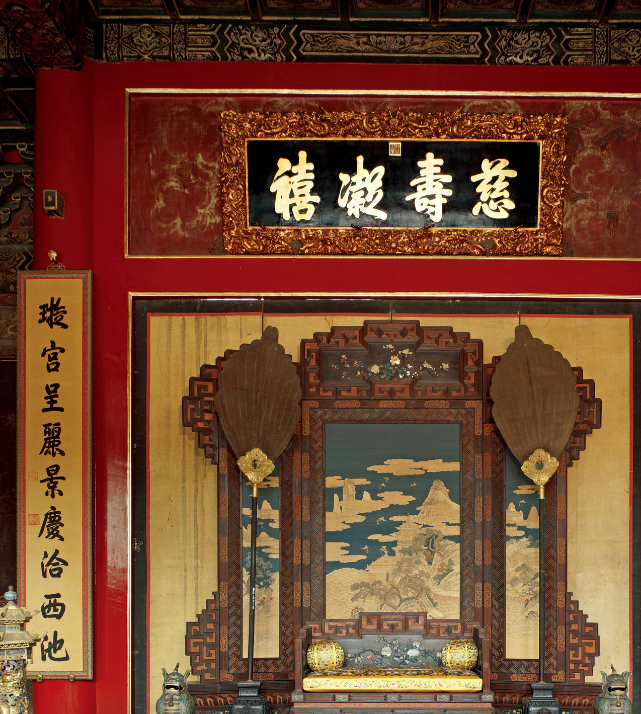 寿康宫正殿是崇庆皇太后接受朝贺的礼仪空间,正中有地平,屏风,宝座