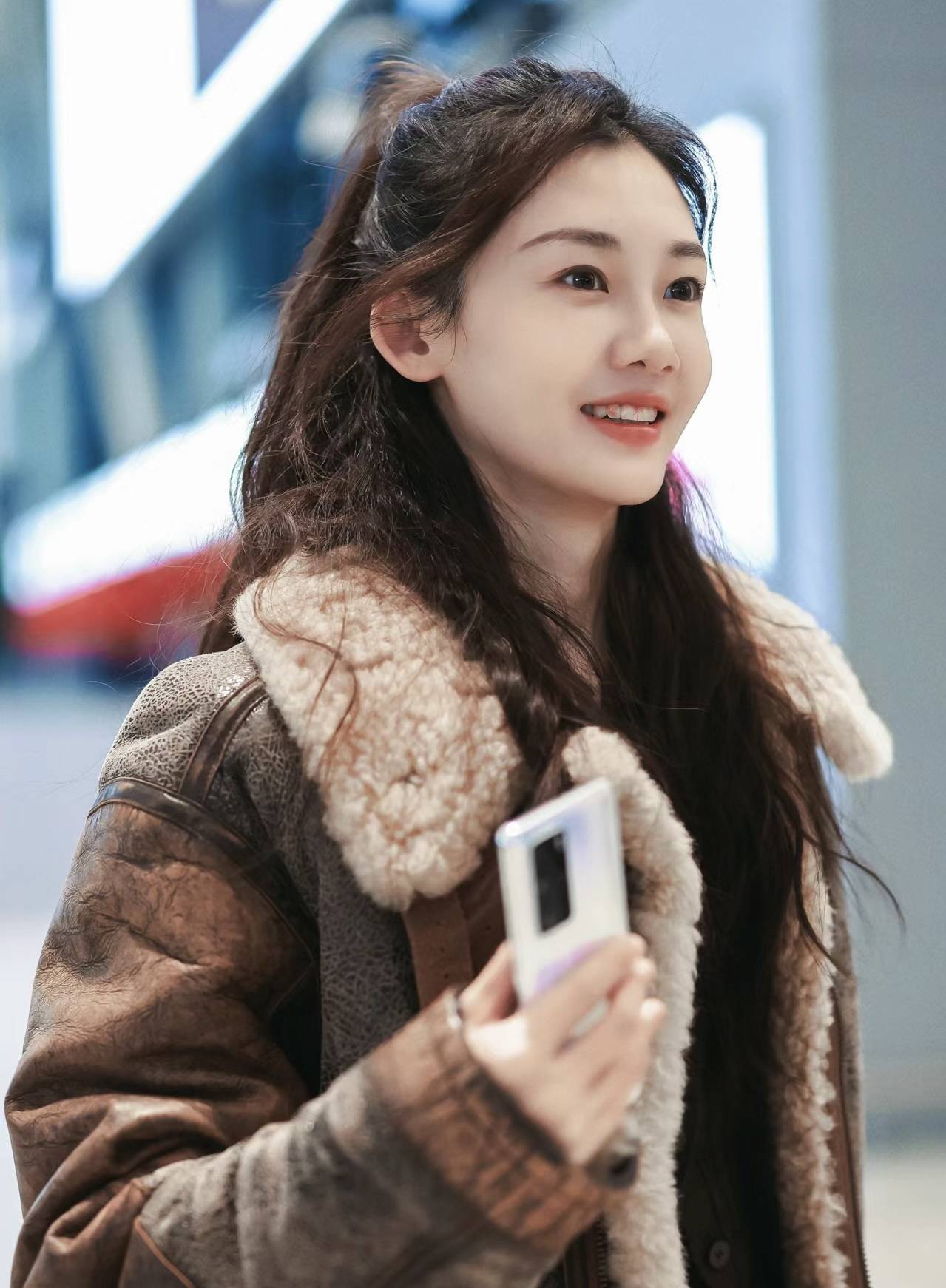 郑凯老婆苗苗独自出行,辣妈颜值在线!状态好棒!_郑恺_女儿_婚姻