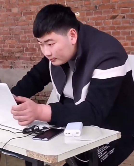 朱小伟成功拿下驾照,大衣哥开心奖励新车,提车当天被百人围堵_陈亚男