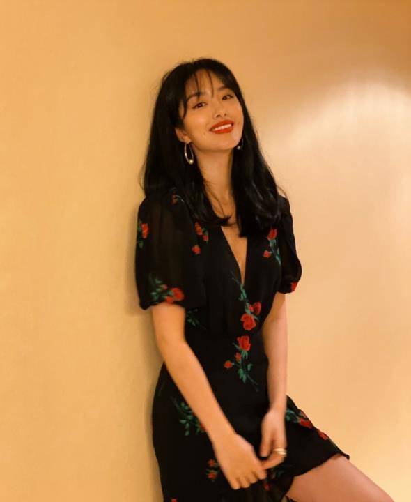 杨采钰剪齐刘海儿配大红唇,领口成亮点,少女感与气质并存_时尚_身材