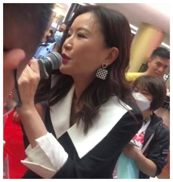 曾获"亚洲小姐"的张文慈,在湛江参加商演,边唱歌边发美照_明星_观众们