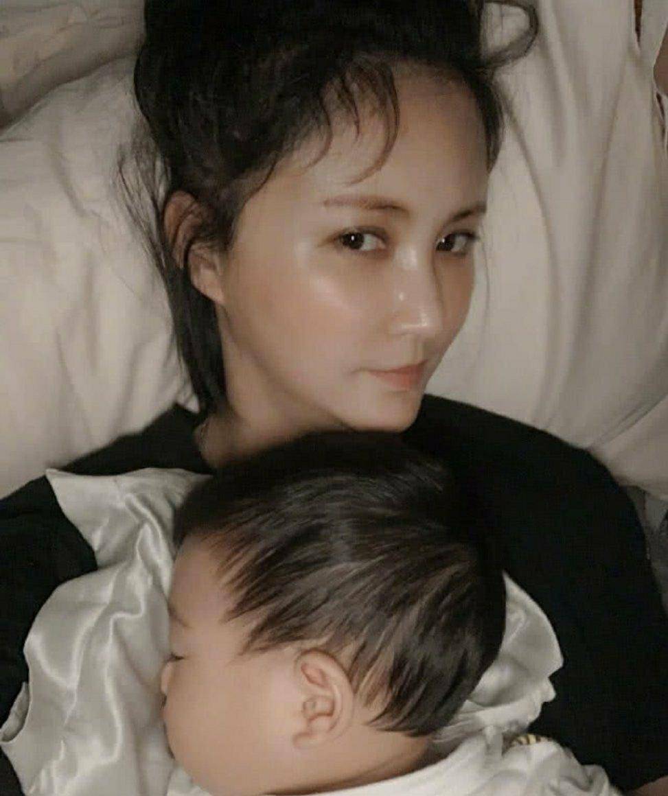 熟悉张歆艺的人都知道,她经常会在社交平台上面分享她和儿子秤砣的