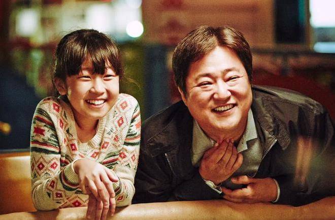 韩国导演罗宏镇的《哭声》继承了其前作《追击者》和《黄海》的黑暗和