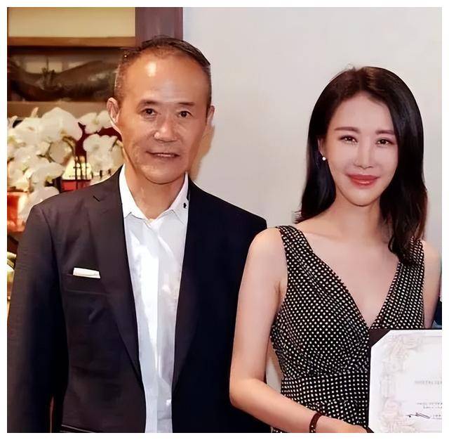 田朴珺脖颈纹身抢眼._和田朴_生活_带着