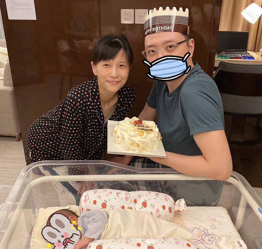 papi酱近况久违露面,分享产假宅家日常,低头看向手机,网友:有点秃了