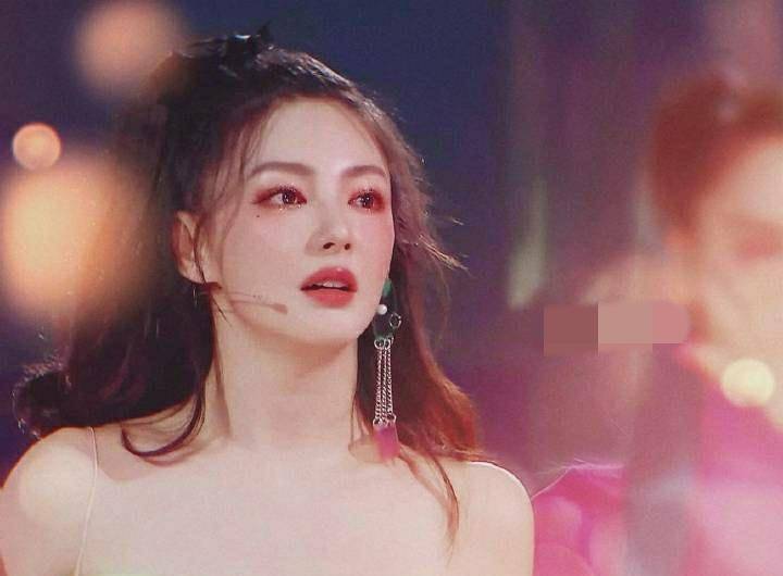 有种另类穿搭叫张雨绮,故意夹一个粉红色的大蝴蝶,却意外成为团中c位