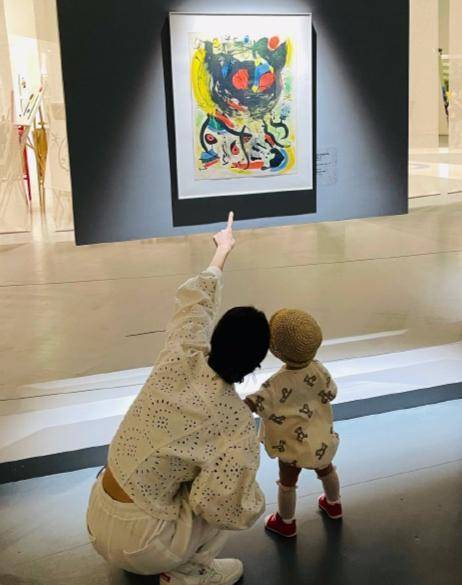 张馨月带着一岁女儿来参观画展,与大家分享了一次母女俩艺术展示会的