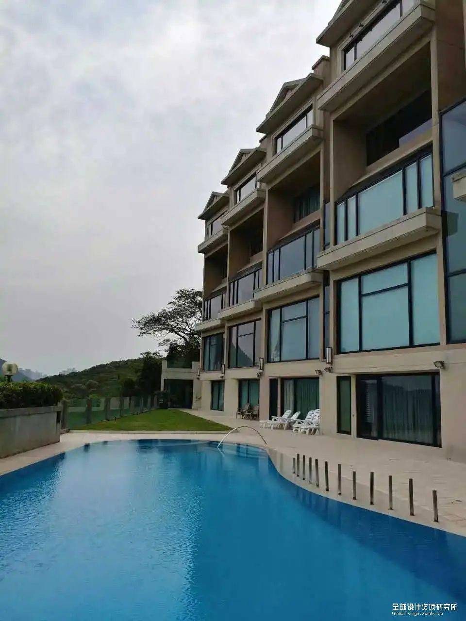 豪宅坐落在香港著名豪宅社区深水湾,由6栋洋房组成,占地约2.