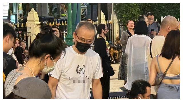 王石曼谷祈福:跪拜四面佛,田朴珺神秘纹身抢镜_信仰_古天乐_夫妇