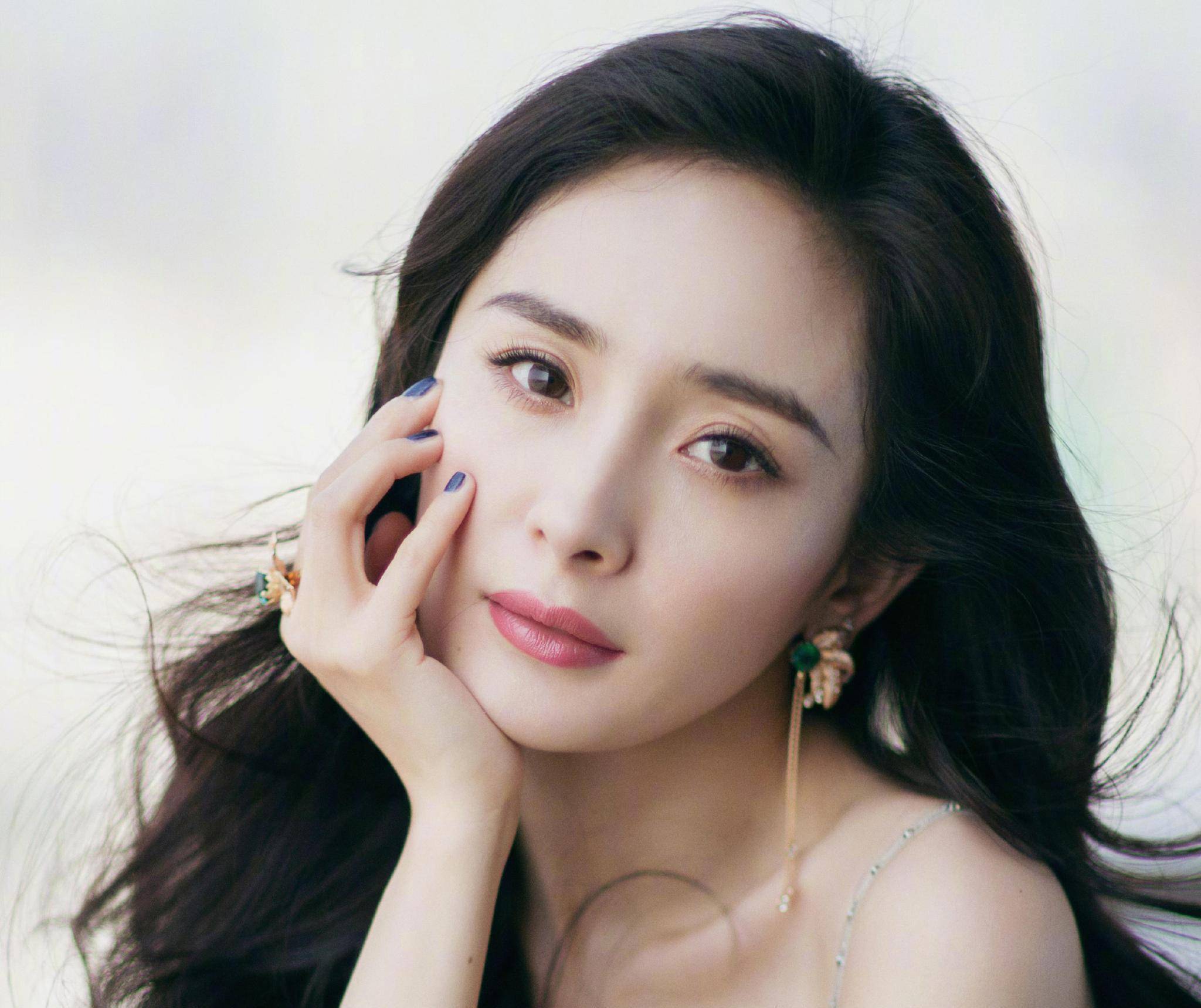 并且眉峰处稍微往上提了一点,眉尾稍稍拉得比眼睛长一些,这样的眉毛