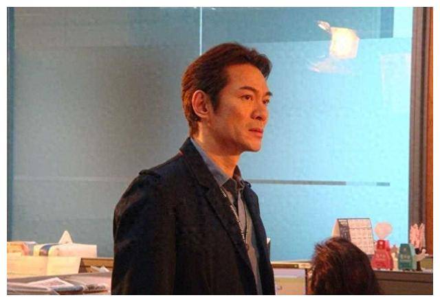 江华港星头巾造型示人,疑亲口承认罹患"地中海"症状.