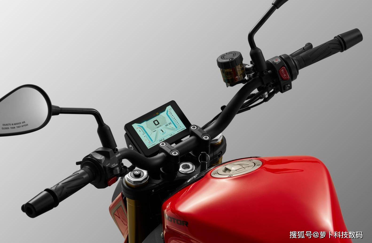 qjmotor追550在配置方面也毫不吝啬,选用了行业顶级的brembo m4卡钳