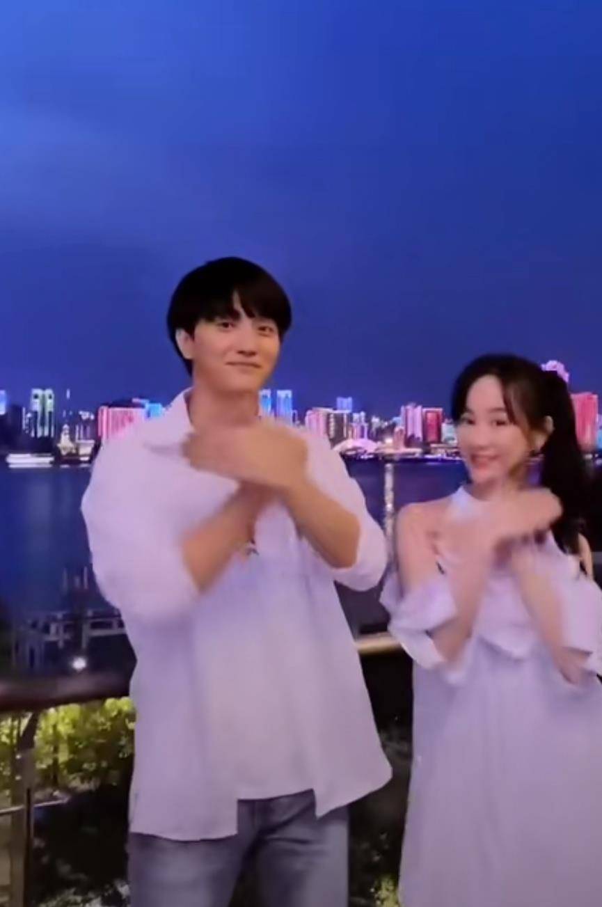 张檬小五疑已订婚在一起,带妈妈入住二人爱房,三人穿睡衣跳舞,俨然成