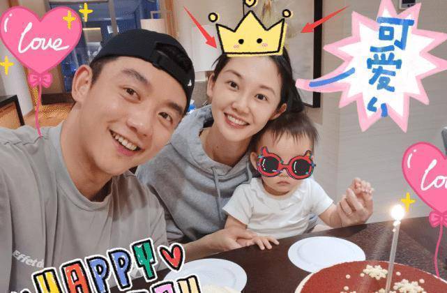 郑恺全家福曝光,苗苗素颜抱着女儿又美又瘦,1岁小酸奶五官像爸爸_生日