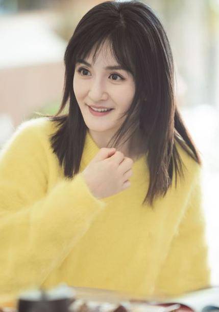 黄色海马毛衣这样穿不仅时髦,还减龄,38岁谢娜宛如妙龄少女_整体_发型