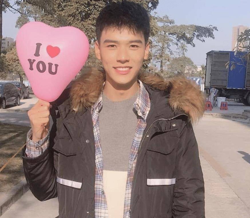 龚俊毕业旧照曝光,放大照片细看五官,是不是纯天然帅哥一目了然_时候