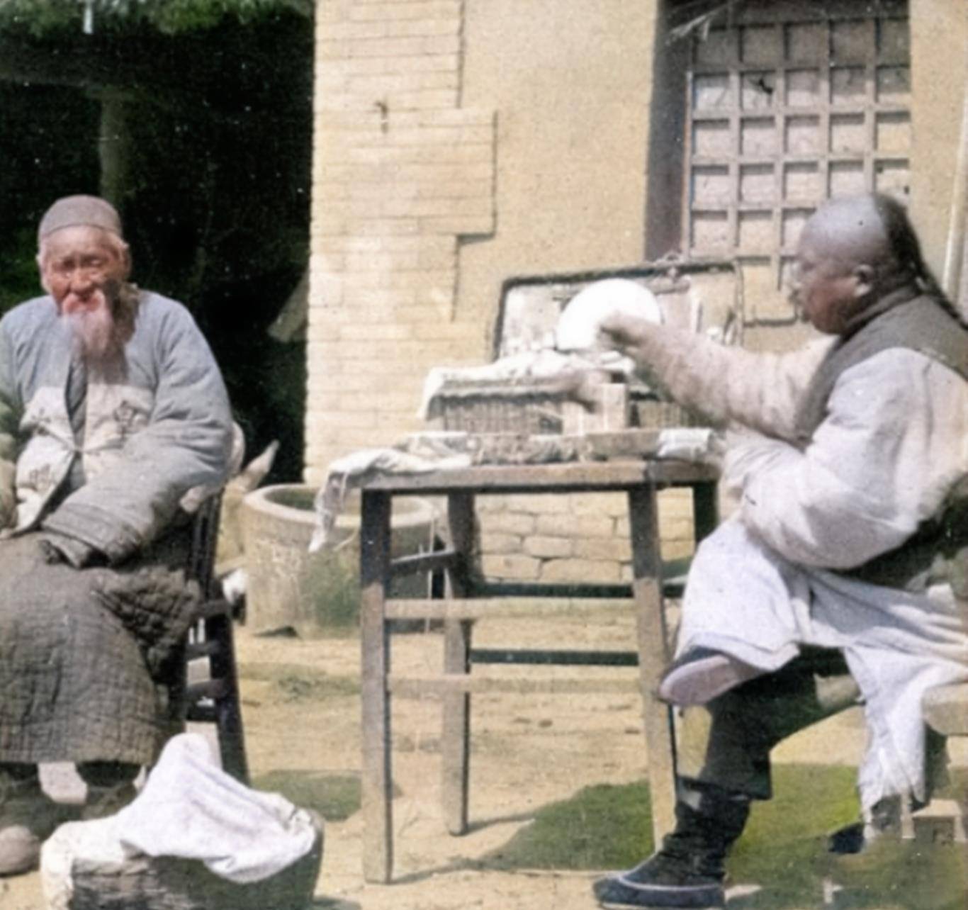 赤身打球的末代皇帝,图7是清末名妓赛金花,图9是关