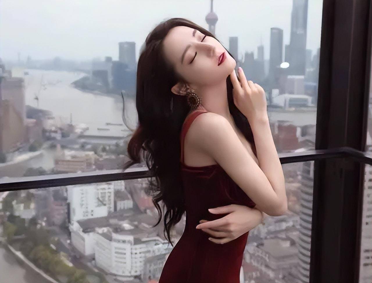 这些暗戳戳的糖让网友们更加坚信两人早已经暗度陈仓开始谈恋爱了.